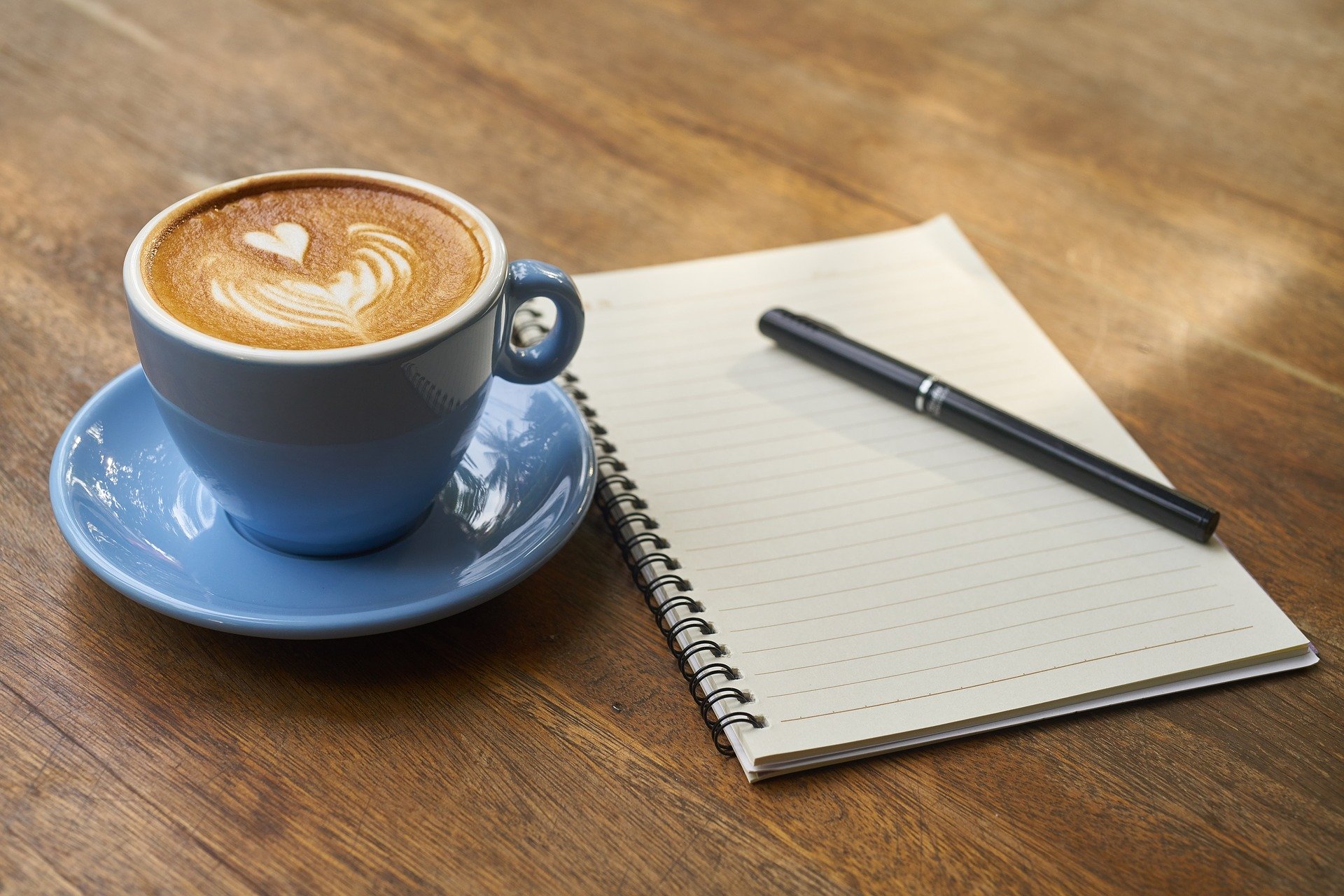 ホットコーヒーと白紙のノート